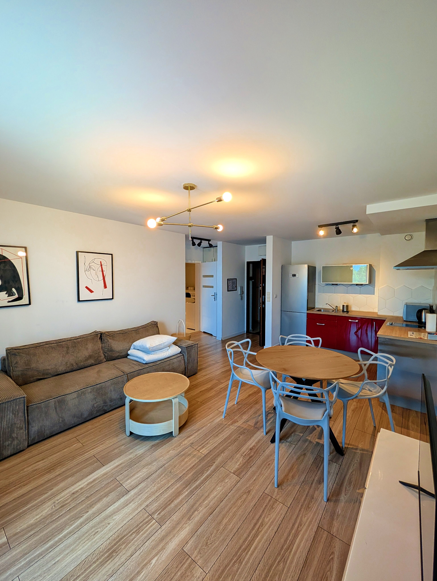 Jasny apartament z balkonem, dużym prysznicem walk-in i wygodną strefą dzienną.