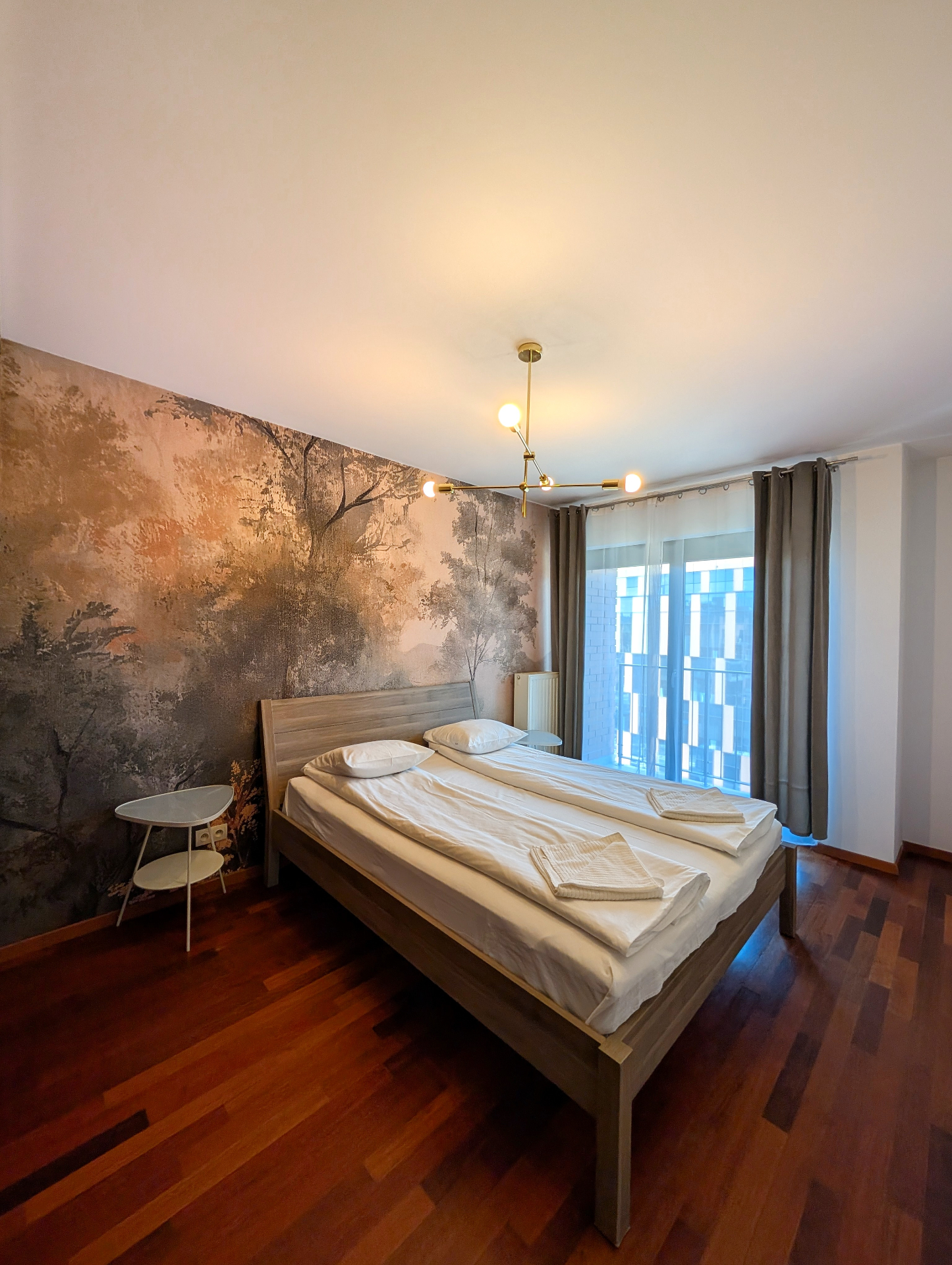 Klasyczny dwupokojowy apartament bez balkonu, z osobną sypialnią i spokojną strefą dzienną.